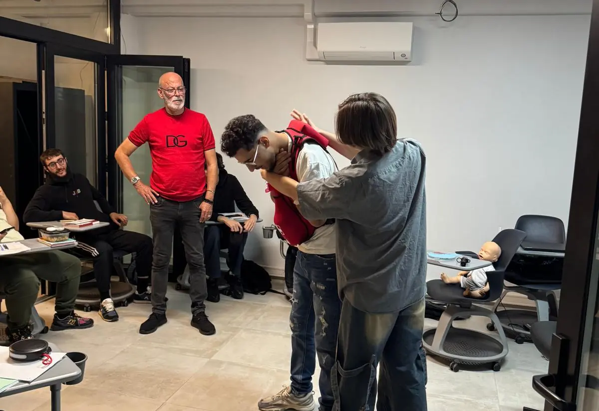 Apprenants s’exerçant à la pose d’un collier cervical sous l’œil du formateur