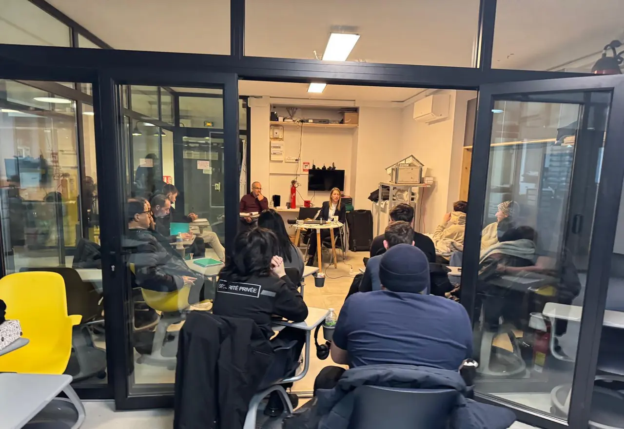 Groupe d’apprenants en session de formation dans la salle du centre Learnix